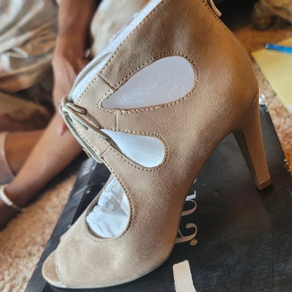 ANA CHANCE taupe peep toe strappy heel – size 8 (new in box) - Picture 1 of 2